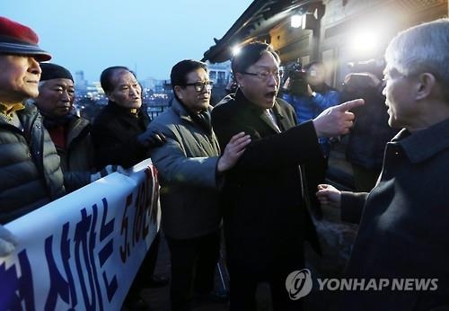 광주 5·18 묘역서 무릎 꿇은 김종인…일부 단체 항의 - 3