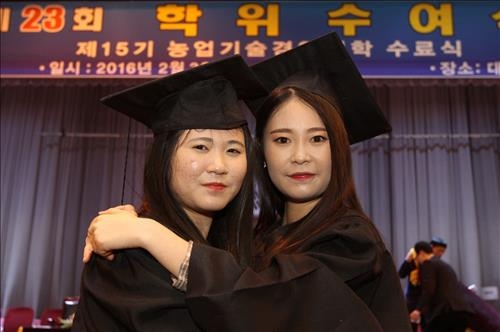 구미대 졸업식서 자매 전체수석·과수석 차지 - 2