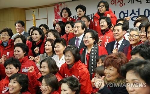 與 "새줌마의 힘으로 살아 돌아와라"…여성 표심 잡기 - 2