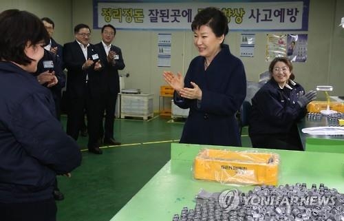 與의원 만난 朴대통령 "피를 토하며 연설해 법통과시키세요"(종합) - 3