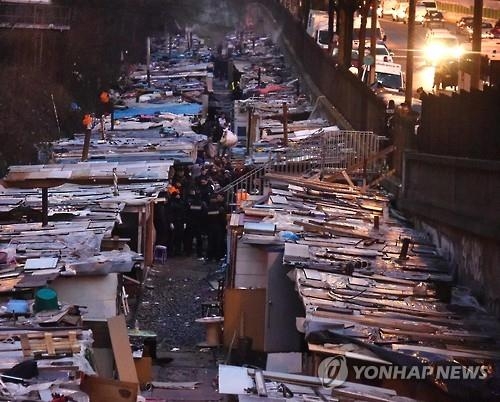 파리시 300여명 거주 시내 집시촌 철거…"위생상 이유" - 2