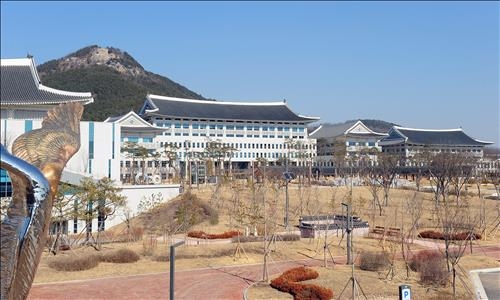 '한옥 양식' 경북도 새청사 인기…관광객 줄이어 - 2