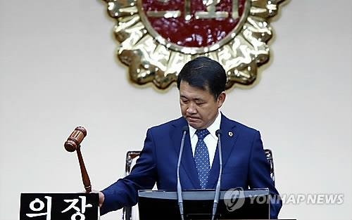 "도교육감 신년연설 거부한 강원도의장 사퇴하라" - 2