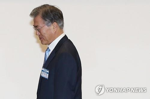 내려놓은 문재인, 양산서 '망중한'…SNS로 근황 전해 - 2