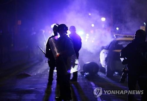 美법무부, 경찰·법원개혁 거부한 퍼거슨 시에 소송 제기 - 3