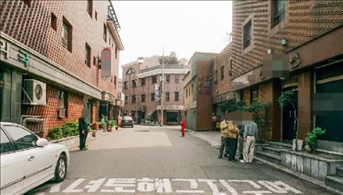 개통 앞둔 전철역 앞에 '옐로하우스' 버젓이 영업 - 2