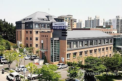 "의대생 지적 수준보다 인성 고려한 입시제도 필요" - 2