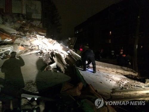 러시아서 가스폭발로 아파트 붕괴…"4명 사망·30여명 매몰"(종합) - 2