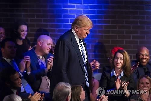 트럼프 "애플이 승복할 때까지 삼성 휴대전화만 쓰겠다" - 2