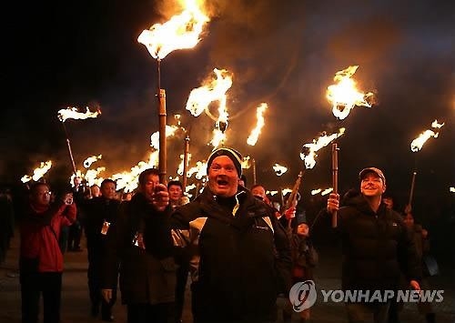 희망은 들불타고 세계로…봄날에 제주들불축제 '활활' - 3