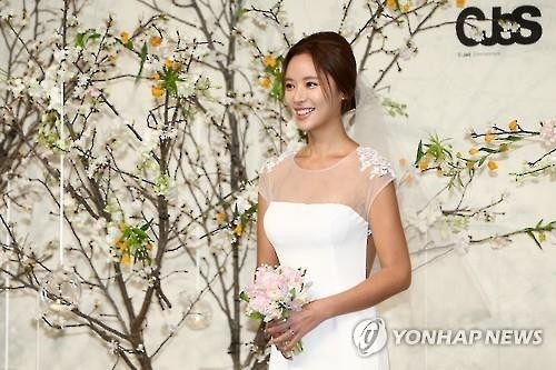 '2월의 신부' 황정음 "열심히, 예쁘게 살겠다" 결혼소감 - 2