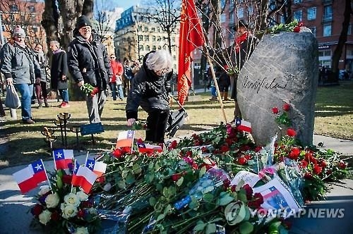 스웨덴 '영화같은 죽음' 팔메 떠난 지 30년…시민들 추모 - 3