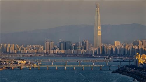 롯데월드타워 555m 완성됐다…최상층부 첨탑 완성 - 3