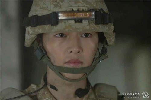 "유시진은 원래 의사였다"…산넘고물건너 나온 '태양의 후예' - 2