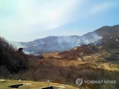 군부대 사격장 2곳서 불…軍·산림당국 이틀째 진화중 - 2