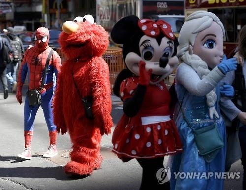 뉴욕, 타임스스퀘어 캐릭터·반라여성에 '활동구역' 지정한다 - 2