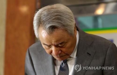 '경비원 폭행' 미스터피자 정우현 회장 경찰 출석…"혐의 인정"(종합) - 3