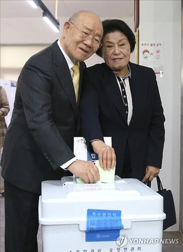 <선택 4.13> 이명박·전두환·권양숙…前 대통령·부인들도 투표(종합) - 3