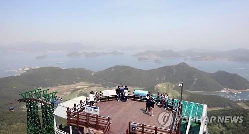 '봄날은 금방 간다'…황사에도 전국 나들이 인파 북적북적 - 4