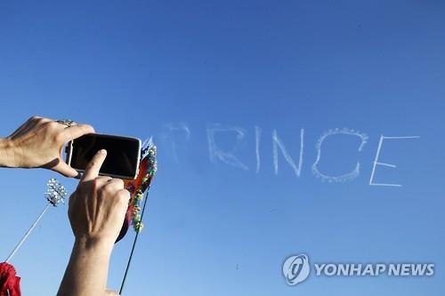 '천재 뮤지션' 프린스 장례식…보랏빛 아래 영면 - 5