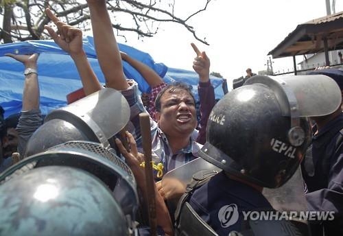 네팔 지진 더딘 복구…1년간 피해가구 0.1%만 재건비 지원 - 4