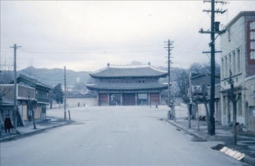 '왕의 길' 돈화문로로 보는 오늘날 서울…사진전 개막 - 2