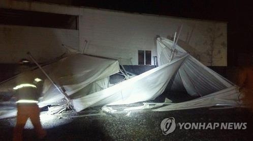 '태풍급 강풍' 제주 피해 속출…무더기 결항·시설물 파손(종합) - 2