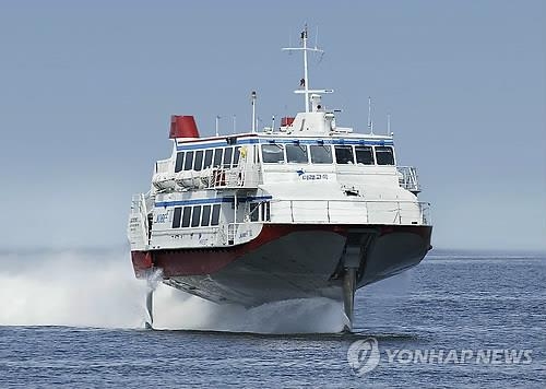 강진으로 급감한 일본행 여객선 승객 회복세 - 2