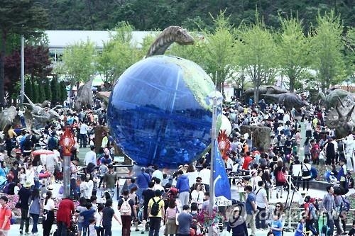 공룡엑스포 야간개장 인기…늦은 시간 관람객 증가 - 2