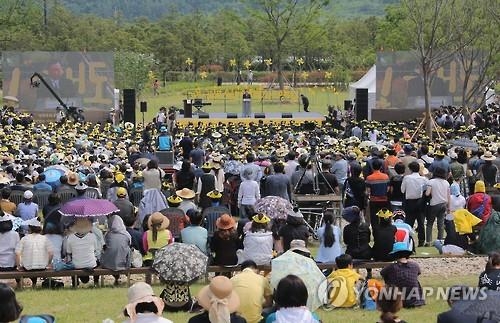 노 前 대통령 서거 7주기…봉하마을 참배객 붐벼 - 2