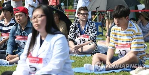 '내가 멍때리기 챔피언'…학생·직장인·외국인 등 70명 출전 - 5