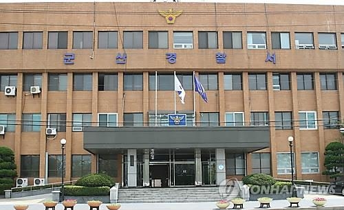 군산 웨딩숍 특수강도 검거…손님 위장해 직원 협박 - 2