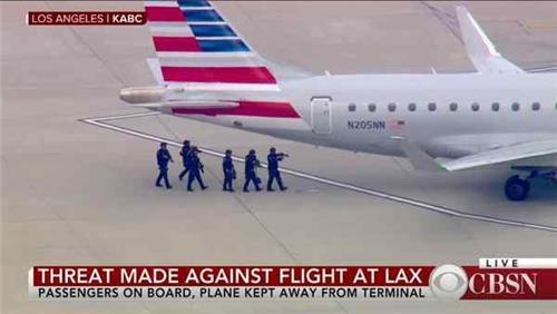 美 LA공항 착륙 항공기서 테러위협 징후로 승객 대피 - 2
