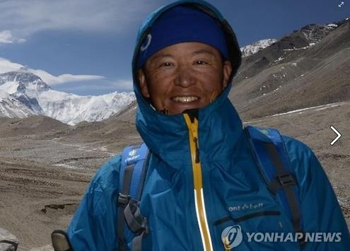 '편견에 안 진다'…50대 日청각장애인 에베레스트 올랐다 - 2
