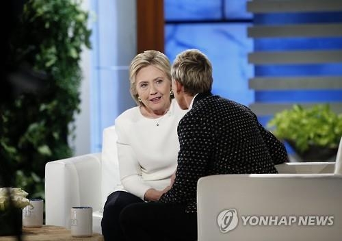 샌더스보단 TV스타?…힐러리, 토크쇼서 '부통령 고르기' 게임 - 3