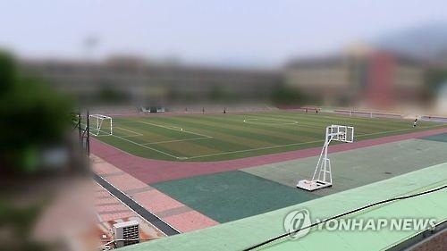 인조잔디 이어 우레탄 트랙도 '납범벅'…학교운동장 비상 - 4