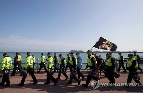 "英 소규모 항구들, 난민 밀입국 알선 범죄조직에 '핫스폿'" - 2