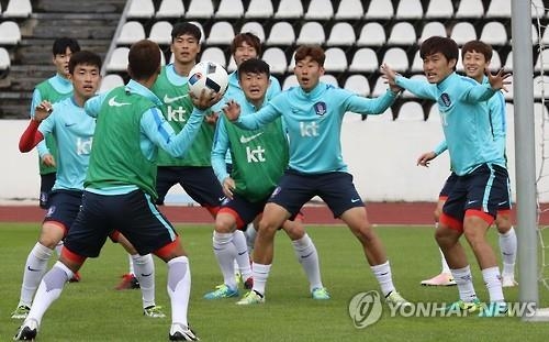 <한·체코축구> '6·1 참사' 극복하는 슈틸리케호…기성용도 회복훈련 - 2