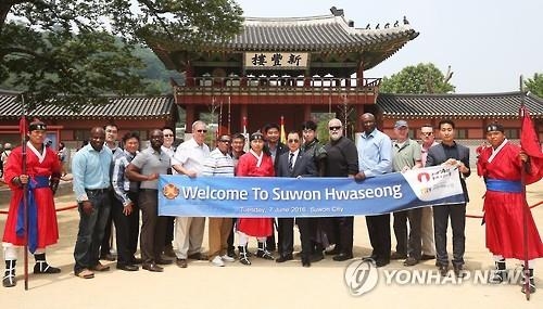 수원화성 찾은 미군들, 무예24기 공연에 "대단해요" - 2
