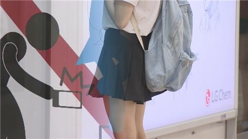 "나도 모르게 카메라가"…여름철 '몰카' 주의 - 2