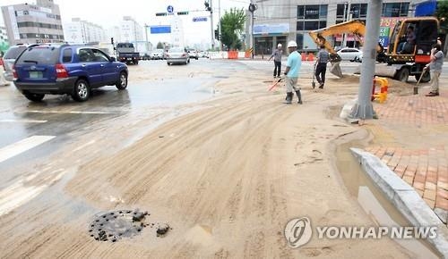 청주 공사장 상수도관 파열 도로 2m 이상 무너져내려(종합) - 2