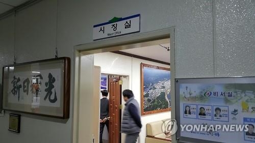 묫자리 청탁하고 여행경비 뜯고…지자체 공무원 비리 '요지경' - 5