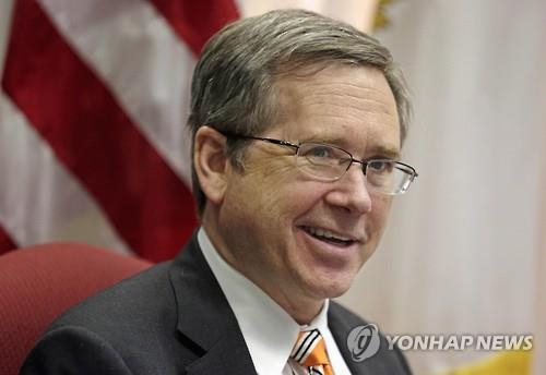 美공화중진 커크 상원의원 "대통령으로 퍼트레이어스 뽑겠다" - 2