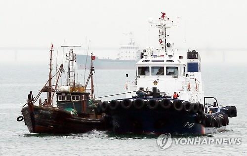 군산해경, 中 불법 어획물 운반선 '압송 원칙' 제재 강화 - 2
