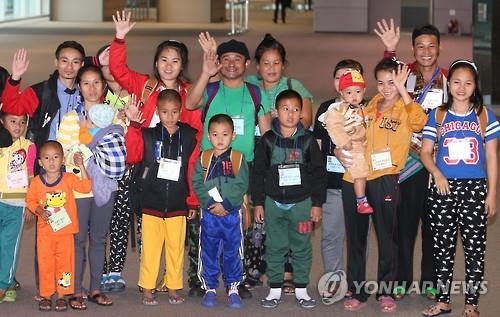 "새 희망 찾아온 이들에게 관심을"…미얀마 난민 네 가족 - 2