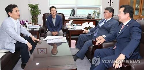 與 친박계 내일 다시 회동…"의총 열어 鄭 사과해야" - 3