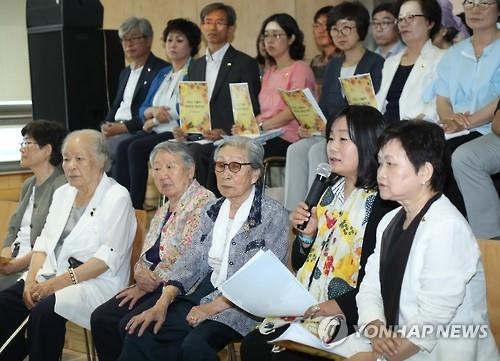 정부, 위안부 피해자 설득…한일합의 반발은 여전 - 2