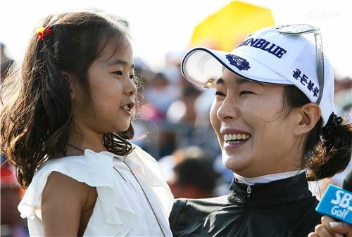 12년 만에 우승 '싱글맘' 안시현 "딸한텐 늘 미안해요" - 2