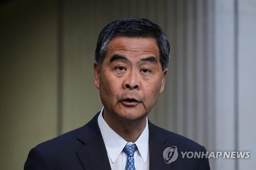 홍콩 수반 "中당국에 출판업자 사건 관련 우려 전할 것" - 2