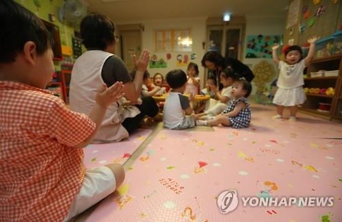 與 "어린이집 휴원 강행, 있어서는 안 될 일" - 2